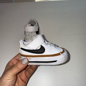 Nike Court Legacy